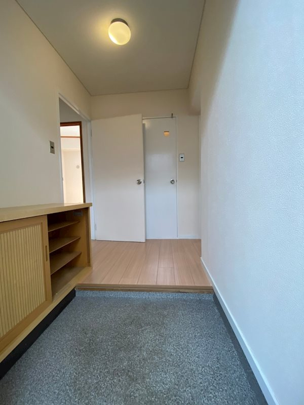 鯉川マンションの玄関