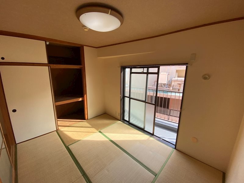 鯉川マンションの寝室