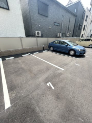 ファステート難波ミライズの駐車場