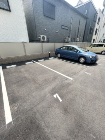 ファステート難波ミライズの駐車場