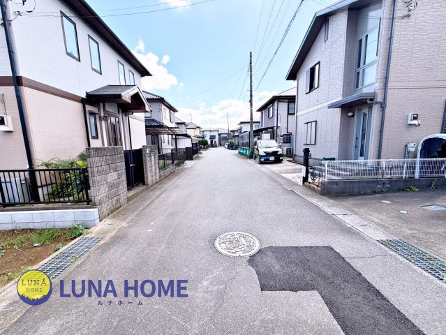 牛久市さくら台1丁目　新築戸建　Ｂ号棟の前面道路含む現地写真