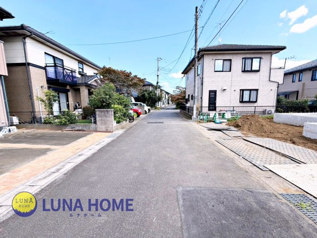 牛久市さくら台1丁目　新築戸建　Ｂ号棟の前面道路含む現地写真