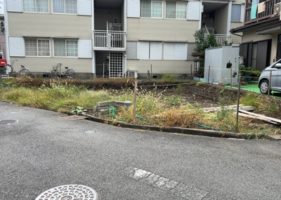 【前面道路含む現地写真】 | ひばりが丘新築戸建 | 住宅用の土地では前面道路に2m以上接していなければならないと法律で定められています。しかし、お持ちの車のサイズやライフスタイルなどにより、2mでは利便が悪い場合もございますので、事前に確認しましょう。