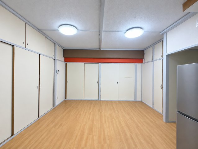 東部コーポ1号棟の居間・リビング|落ち着いた印象の室内です。食卓を囲んで会話を楽しむほか、書き物やパソコン作業などにも活用できます。各