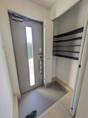 【いわき市錦町第33】　3号棟　※必ずもらえる選べるキャンペーン実施中！の玄関|□■玄関の写真です■□■　
シューズボックスは収納力たっぷりで、整理整頓も楽ちんですね。