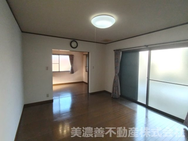 ６７５７０　岐阜市細畑4丁目中古戸建の居間・リビング