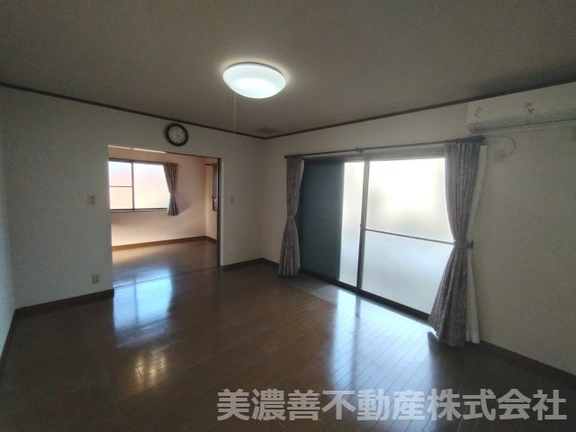６７５７０　岐阜市細畑4丁目中古戸建の居間・リビング