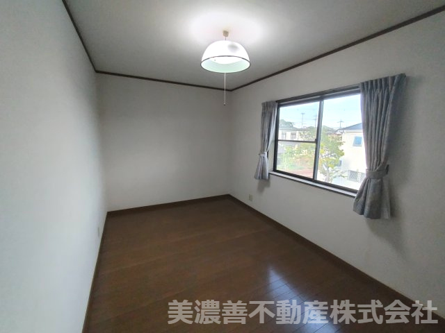 ６７５７０　岐阜市細畑4丁目中古戸建の洋室