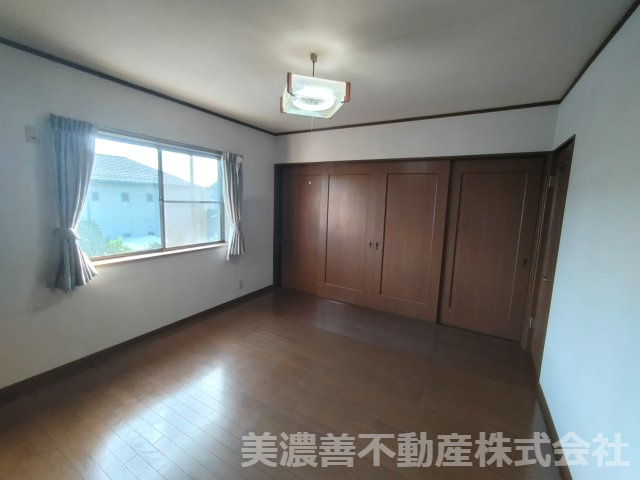 ６７５７０　岐阜市細畑4丁目中古戸建の洋室