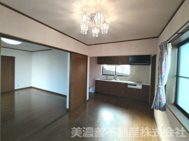 ６７５７０　岐阜市細畑4丁目中古戸建の居間・リビング