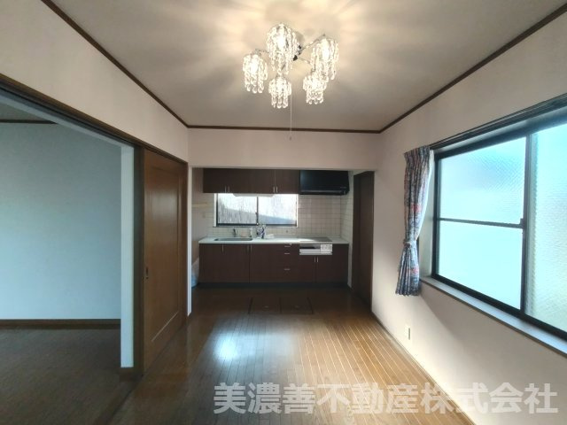 ６７５７０　岐阜市細畑4丁目中古戸建の居間・リビング