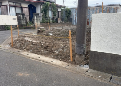 【外観】 | 上依知売地 | 家を建てる場合、方位は要チェックです。現実的に日当たりのよい家ならばリビングは南側、建築基準法でも北側に当たる家への配慮は求められています。土地を見学に行く際は、方位磁針を持って行くようにしましょう。