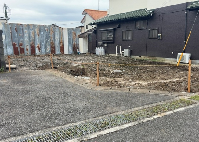 【外観】 | 上依知売地 | 現地に行くなら、物件の周囲の地形がどうなっているかを見ることも大切です。周辺より低くなっている土地では、大雨などで水が集まりやすいため、地盤が弱くなっているということも考えられるため、注意が必要です。