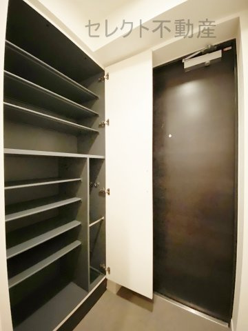 プレサンスジェネ栄の玄関