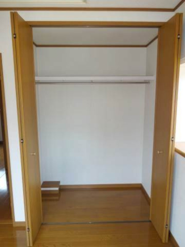 鴨居貸家の収納