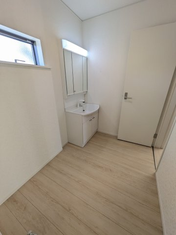 【いわき市錦町第33】　1号棟　※必ずもらえる選べるキャンペーン実施中！の独立洗面台|□■洗面所の写真です■□■　使い勝手の良い洗面台は、奥様の身支度の時間も楽しくなりそうですね。