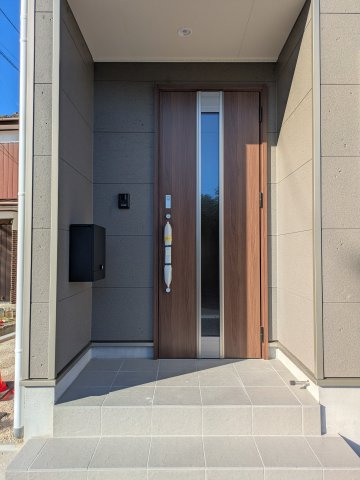 【いわき市錦町第33】　1号棟　※必ずもらえる選べるキャンペーン実施中！の玄関|◆玄関の写真です◆
お洒落な玄関からの外出は気分が良いですね♪　　玄関床タイルは、掃除がしやすく、表面はノンスリップ仕上なので、雨の日 もすべりにくくて安心です。




