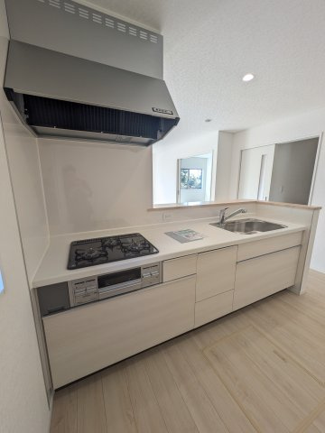 【いわき市錦町第33】　1号棟　※必ずもらえる選べるキャンペーン実施中！のキッチン|□■キッチンの写真です■□■　対面式キッチンは、リビングの様子を見ながらお料理出来るので、小さなお子様がいらっしゃる方は、安心してお料理出来ますね。