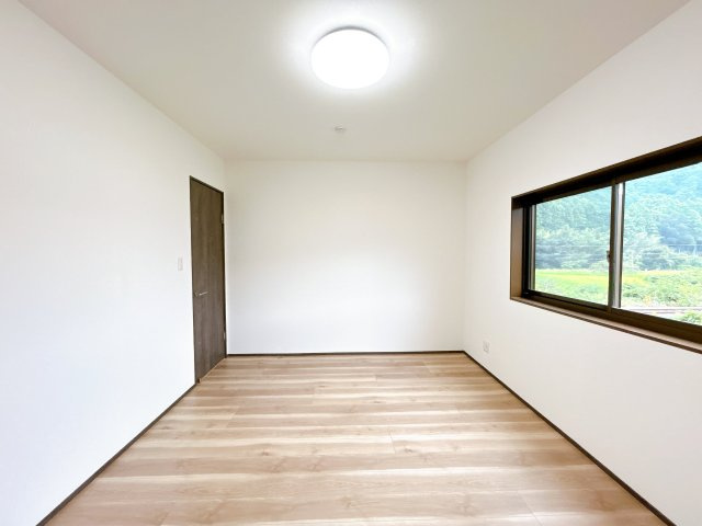 高岡郡日高村本郷　中古戸建の洋室|心地よい風と陽光が通り抜ける明るい洋室。シンプルな内装デザインのため、お好みのインテリアや家具の配置が自由自在に楽しめます。