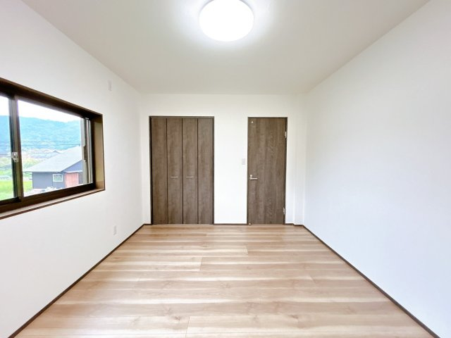 高岡郡日高村本郷　中古戸建の洋室|すっきりとした空間を保てる充実したクローゼット付きの洋室。窓からの眺めも良く、開放感を感じながらリラックスして過ごせます。