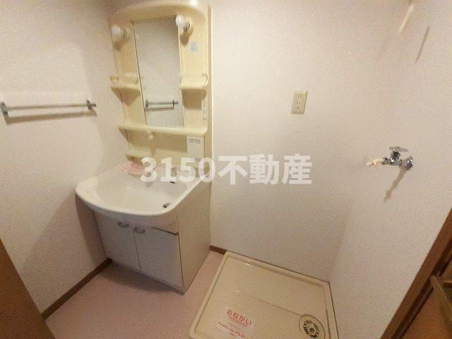 ヴィラ・アルトピアーノＡの洗面所|ゆったりとスペースのある洗面所