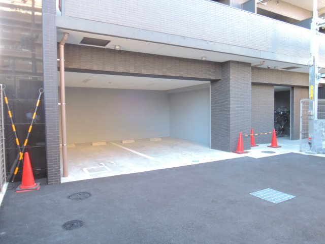 グラッド高槻の駐車場
