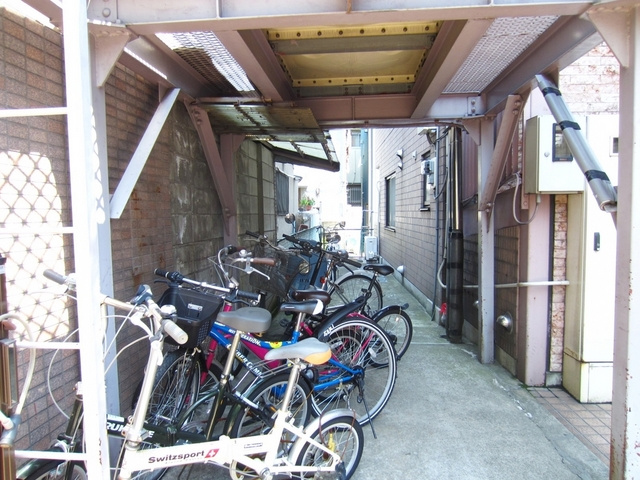 フローラ神谷橋のその他共用部分|屋根付きの駐輪場付きです。