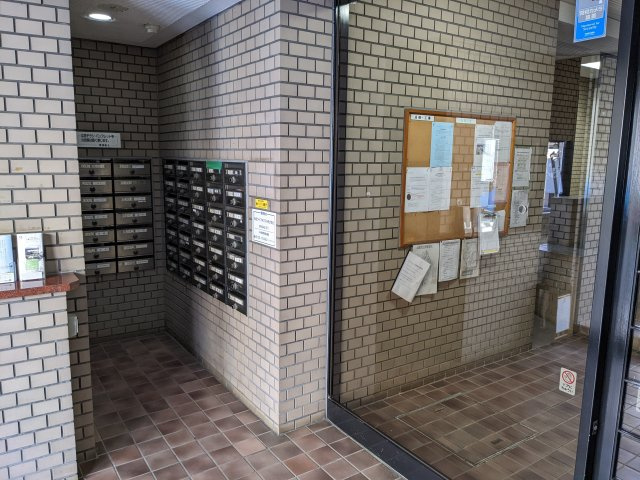 コスモ南与野のロビー|管理人室もあります