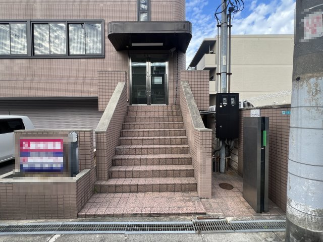 大阪市平野区背戸口２丁目の店舗事務所の玄関