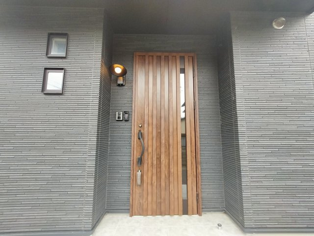 佐々町小浦蓄電池付き築浅戸建ての玄関