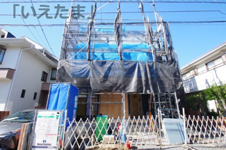 【外観】 | 【仲介手数料無料！！】調布市佐須町3丁目　新築戸建て（全1棟）1号棟　8980万円 | 令和8年10月11日撮影　建築中