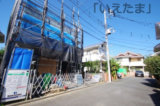 【前面道路含む現地写真】 | 【仲介手数料無料！！】調布市佐須町3丁目　新築戸建て（全1棟）1号棟　8980万円 | 令和8年10月11日撮影　建築中