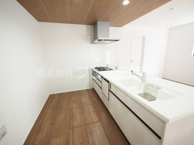 奈良市六条緑町１丁目の新築一戸建のキッチン|現地写真（キッチン）人気のフルフラットキッチン♪食器洗い乾燥機＆浄水器を標準装備！