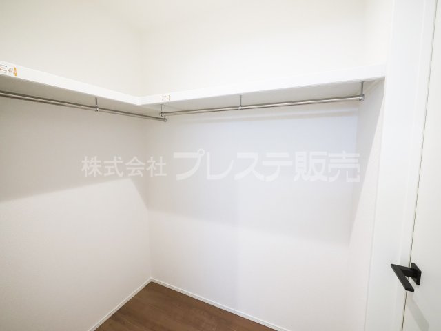 奈良市六条緑町１丁目の新築一戸建の収納|現地写真（ウォークインクローゼット）洗面室と廊下の両方からアクセスできます！