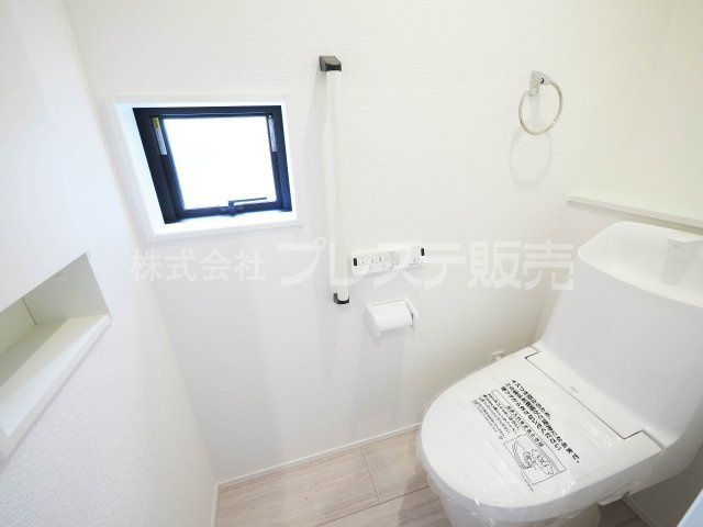 奈良市六条緑町１丁目の新築一戸建のトイレ|現地写真（トイレ）温水洗浄便座を標準装備！
