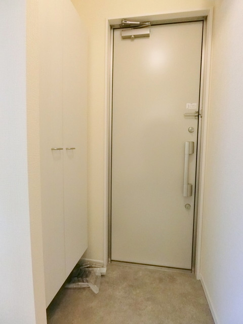 小金井市貫井北町５丁目のアパートの玄関