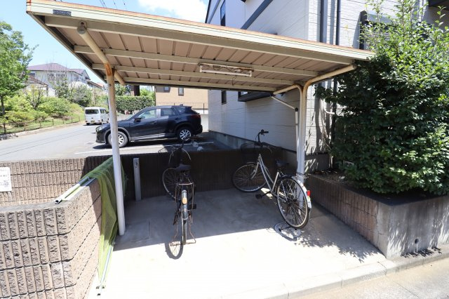 リバティーのその他共用部分|しっかり屋根付きの駐輪場です！