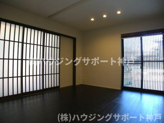 前開南町1丁目戸建の居間・リビング