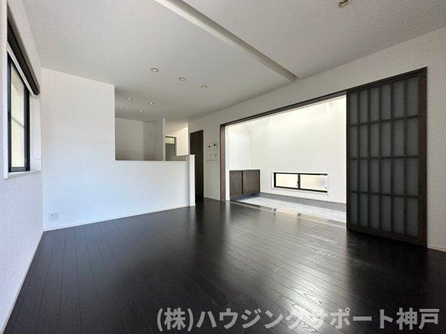 前開南町1丁目戸建の居間・リビング