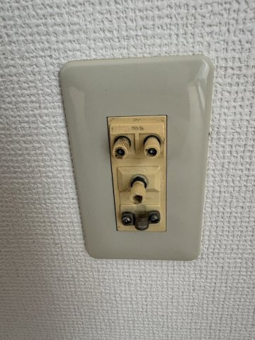 「75Ωフィーダー変換プラグ」や「旧型アンテナ端子用変換アダプター」などの市販パーツを使うと、現代のF型アンテナケーブルに変換できます。