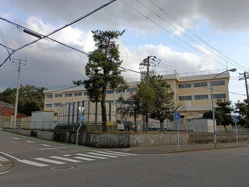 新潟市北区松浜３丁目の売地の周辺|松浜小学校（2024年12月撮影）