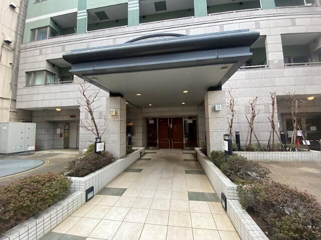 カスタリア新宿御苑のエントランス
