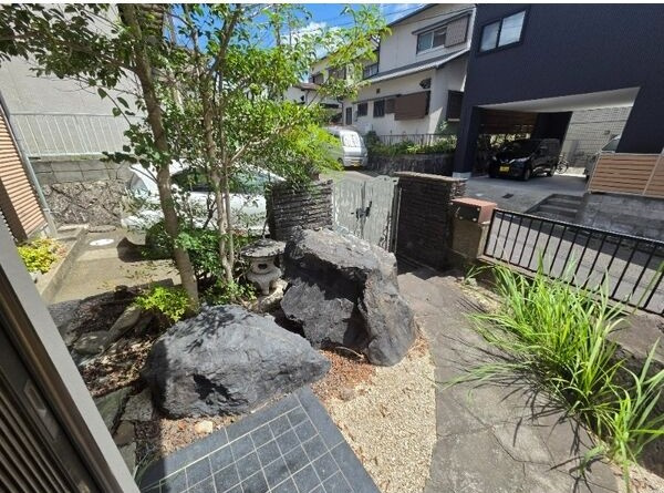 旭ヶ丘町山の手貸家の庭