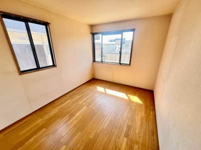 【洋室】 | 千原２丁目　中古戸建 | ２面採光のお部屋もございます♪明るく風通しの良い快適な室内に気分も自然と明るくなりますね！家族の笑顔も増えそうです♪