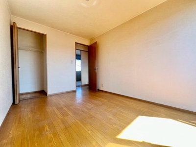 【洋室】 | 千原２丁目　中古戸建 | 【クローゼット】お部屋を広く利用するために必須なクローゼットが全洋室に付いています♪もちろんお荷物を収納されても良しの勝手の良いクローゼットは嬉しいですね♪