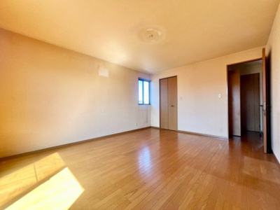 【洋室】 | 千原２丁目　中古戸建 | 【閑静な住宅地でのびのび子育て】閑静な住宅地で子育て家族にピッタリ。毎日のお散歩も快適な緑に恵まれたエリアです。