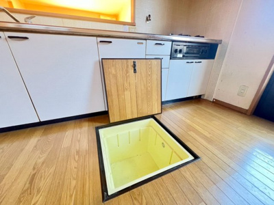 【収納】 | 千原２丁目　中古戸建 | キッチンに床下収納庫あり！生活感のあるストック品を隠して収納できますよ♪