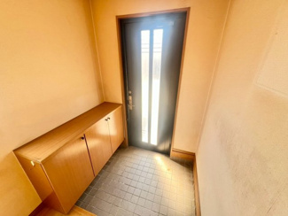【玄関】 | 千原２丁目　中古戸建 | 玄関にシューズボックスありますよ！玄関周りもスッキリ片付きますね！