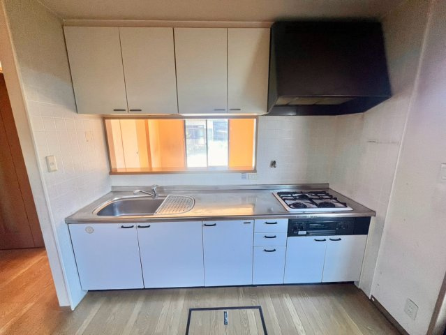 千原２丁目　中古戸建のキッチン|ママの憧れカウンターキッチンですので、家族と会話しながら楽しくお料理できますね♪