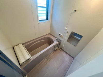 【浴室】 | 千原２丁目　中古戸建 | 浴室に窓が付いているので、換気ができて湿気やカビ防止になりますよ！浴室乾燥機付きですので、雨の日の洗濯物も安心ですね♪